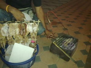 いかを焼いています。