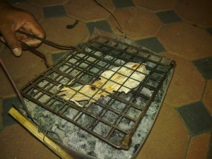 網でこうやって焼くのです。