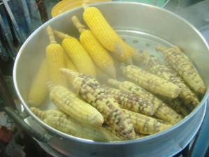 ゆでたてのとうもろこし