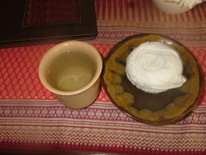 冷たいおしぼりとお茶のサービスでまずは一息・・。