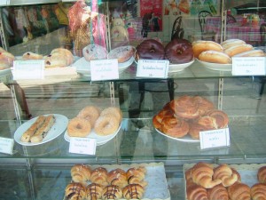 ピピドン島はお土産ものや食べもののお店も豊富。