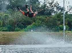 ケーブルスキー・ウェイ久ボード / Phuket Wake Park