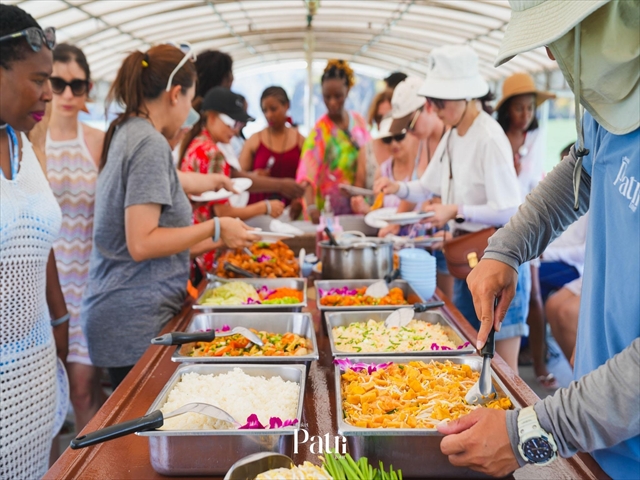 シーカヌーツアーでの食事風景