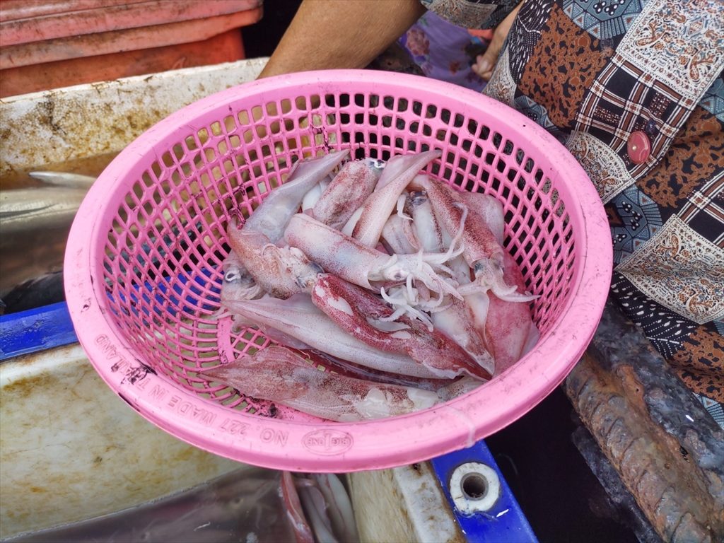 プーケット島のローカルエリアにて見かける鮮魚の行商 ( 移動販売車にて )