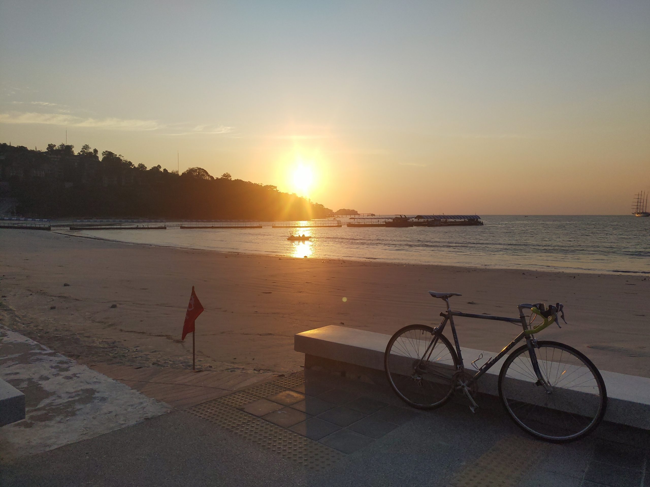 2020年04月08日のプーケット島・パトンビーチ・18:15頃の風景