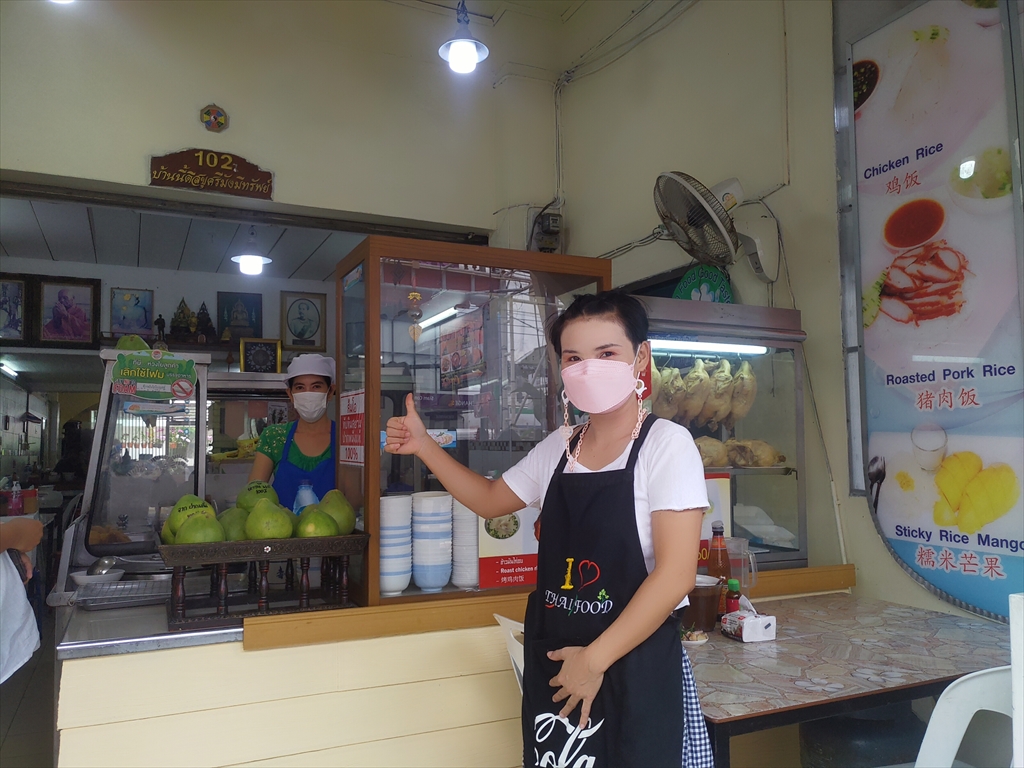 ただいま営業中!! パトンビーチの人気カオ マ ンガイ店・バイレイ(ビレイ)/ Briley