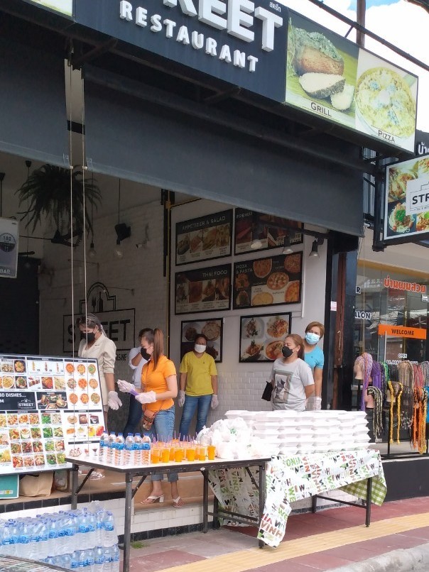 最近のプーケット島・パトンビーチ・バングラ通り近くの無料食料配給所の風景