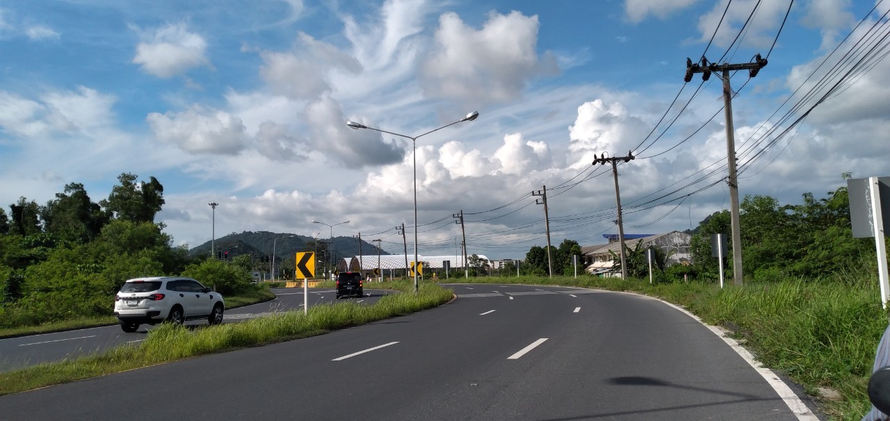 最近のプーケット島の幹線道路4010の風景