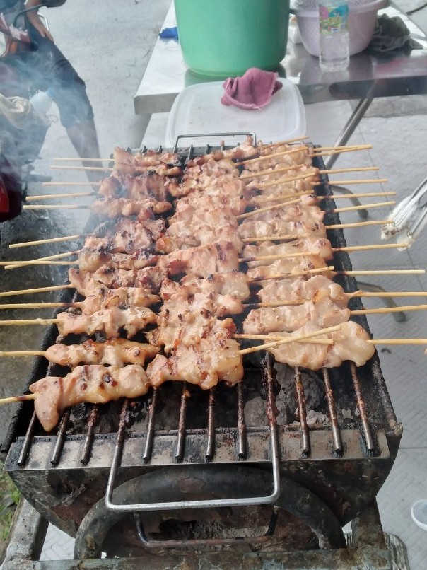 タイのストリートフードのムーピン / หมูปิ้ง