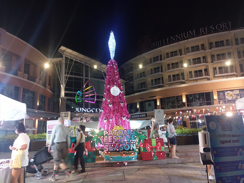 ジャンクセイロンのクリスマスツリー&広場前の屋台街