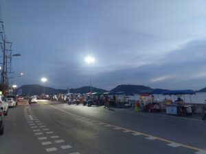 2022年02月28日・プーケット島・カリムビーチの屋台街の風景