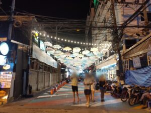 2022年04月19日のパトンビーチ・ソイサンサバイ(Soi Sansabai) 19:30頃の風景