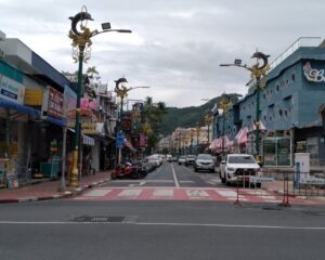 2022年05月06日・のプーケット島・パトンビーチ・Sawatdirak Roadの風景