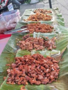 タイの昔ながらの朝ごはん / 揚げ豚 ・ムートート（หมูทอด）
