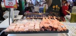 最近のプーケットタウンにあるローカルマーケット・Chillva Market (チルバ マーケット) の風景です。