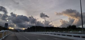 プーケット島・プーケットタウンからサパンヒンへの橋 ( テプシリン橋 ) ・夕方の風景