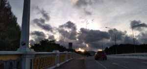 プーケット島・プーケットタウンからサパンヒンへの橋 ( テプシリン橋 ) ・夕方の風景