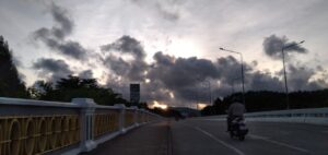 プーケット島・プーケットタウンからサパンヒンへの橋 ( テプシリン橋 ) ・夕方の風景