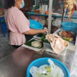 海難チキンライス店・ウアン カオマンガイ ( อ้วน ข้าวมันไก่ / UAN KHAO MAN KAI )の持ち帰り容器