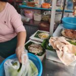 海難チキンライス店・ウアン カオマンガイ ( อ้วน ข้าวมันไก่ / UAN KHAO MAN KAI )の持ち帰り容器