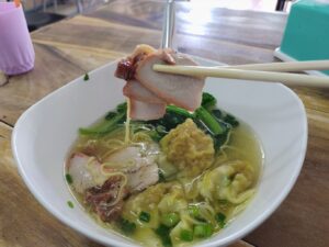 人気ローカルラーメン屋台(ワンタン入りのラーメンの移転