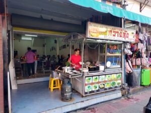 人気ローカルラーメン屋台(ワンタン入りのラーメンの移転