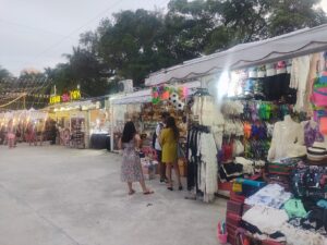 THE CHINO YARD MARKET (ビーチ沿いにあるパトンビーチの屋台街)　