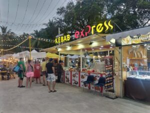 THE CHINO YARD MARKET (ビーチ沿いにあるパトンビーチの屋台街)　