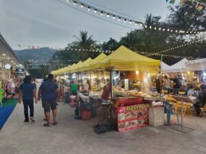THE CHINO YARD MARKET (ビーチ沿いにあるパトンビーチの屋台街)　