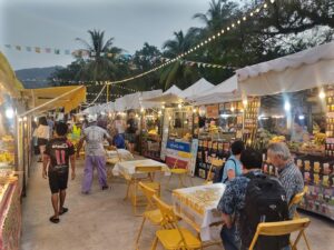 THE CHINO YARD MARKET (ビーチ沿いにあるパトンビーチの屋台街)　