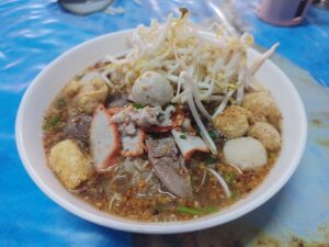 プーケット島・パトンビーチ・Phrabarami Rdにあるトムヤムラーメン/ローカルフード