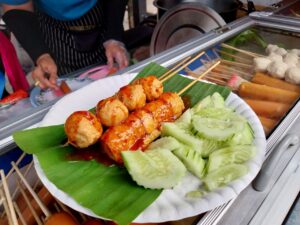 揚げ肉団子(ルークチントート / ลูกชิ้นทอด ）の移動式屋台
