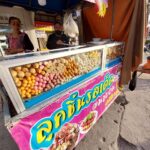 揚げ肉団子(ルークチントート / ลูกชิ้นทอด ）の移動式屋台