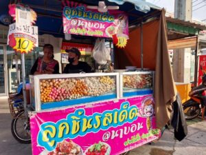 揚げ肉団子(ルークチントート / ลูกชิ้นทอด ）の移動式屋台