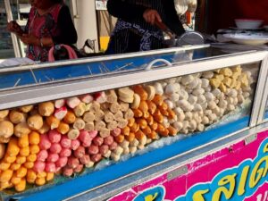 揚げ肉団子(ルークチントート / ลูกชิ้นทอด ）の移動式屋台