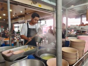人気ローカルラーメン屋台(ワンタン入りのラーメン)の再移転