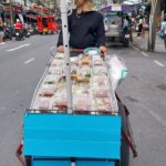 パトンビーチ・バングラ通りの弁当売り