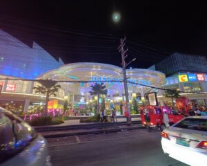 最近のジャンクセイロン・エントランス前の夜景