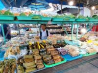 ローカルマーケットで購入する朝ごはん