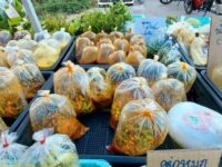 ローカルマーケットで購入する朝ごはん