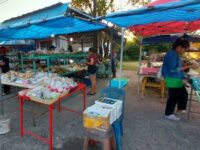 ローカルマーケットで購入する朝ごはん