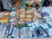 ローカルマーケットで購入する朝ごはん