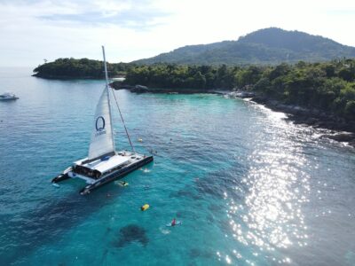 OMBREカタマランで行く ラヤ島+コーラル島ツアーのプロモーション 2,800バーツより
