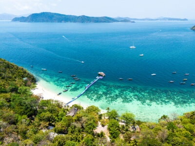 OMBREカタマランで行く ラヤ島+コーラル島ツアーのプロモーション 2,800バーツより