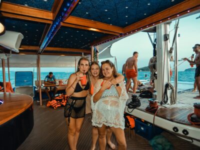 OMBREカタマランで行く ラヤ島+コーラル島ツアーのプロモーション 2,800バーツより