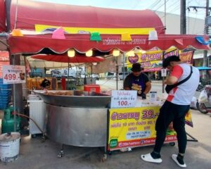 一食39バーツのカオ・カー・ムー (豚足の五香粉煮込みご飯)の屋台