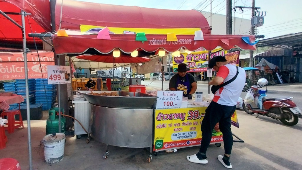 一食39バーツのカオ・カー・ムー (豚足の五香粉煮込みご飯)の屋台