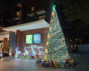 Holiday Inn Express Phuket Patong Beach Centralのクリスマスツリー