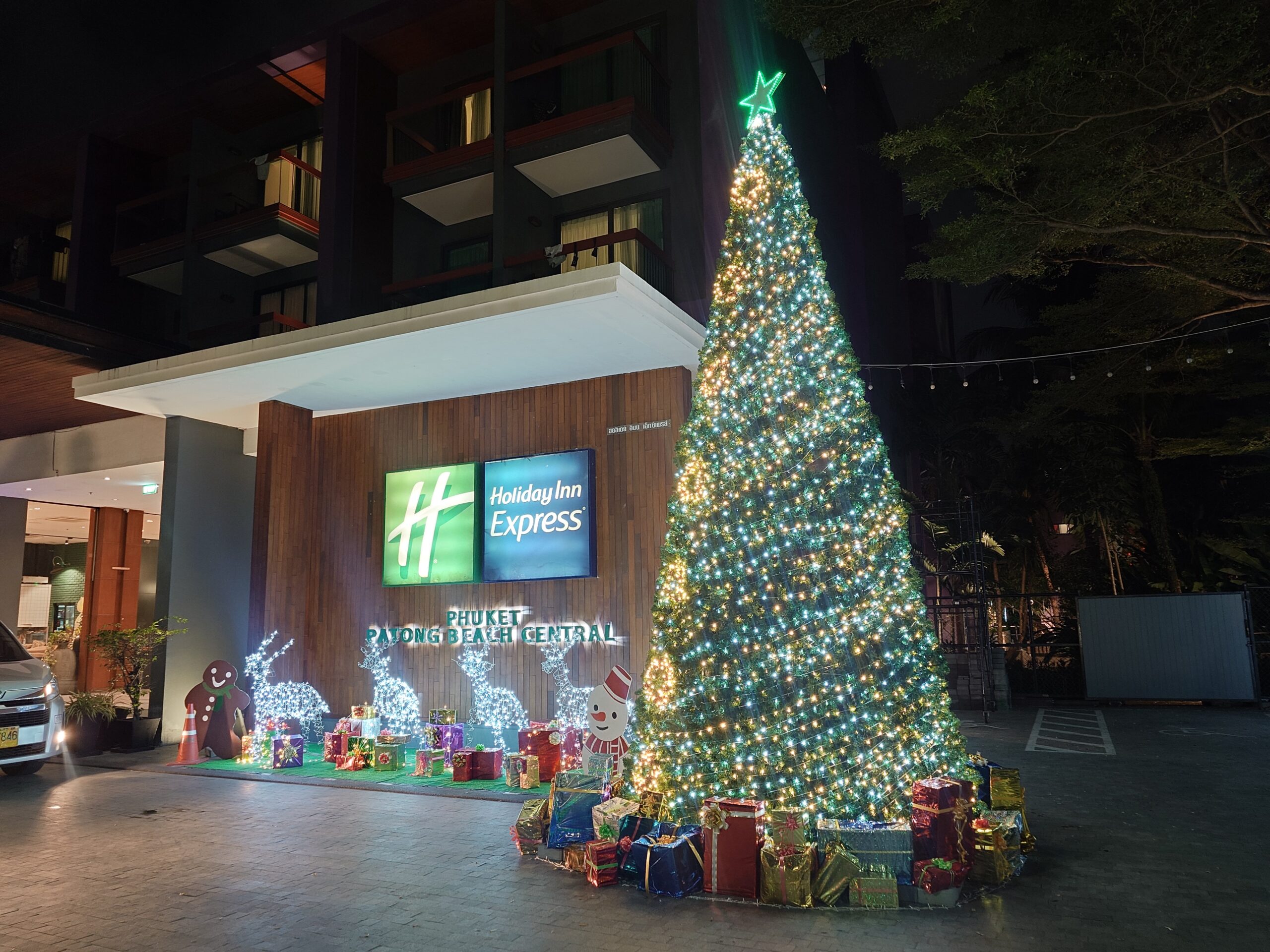 Holiday Inn Express Phuket Patong Beach Centralのクリスマスツリー