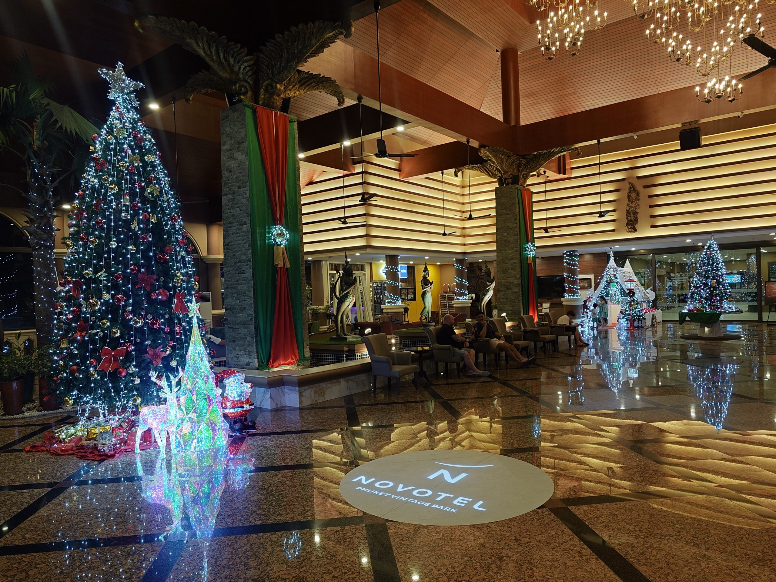 ノボテルビンテージパークのクリスマスツリー